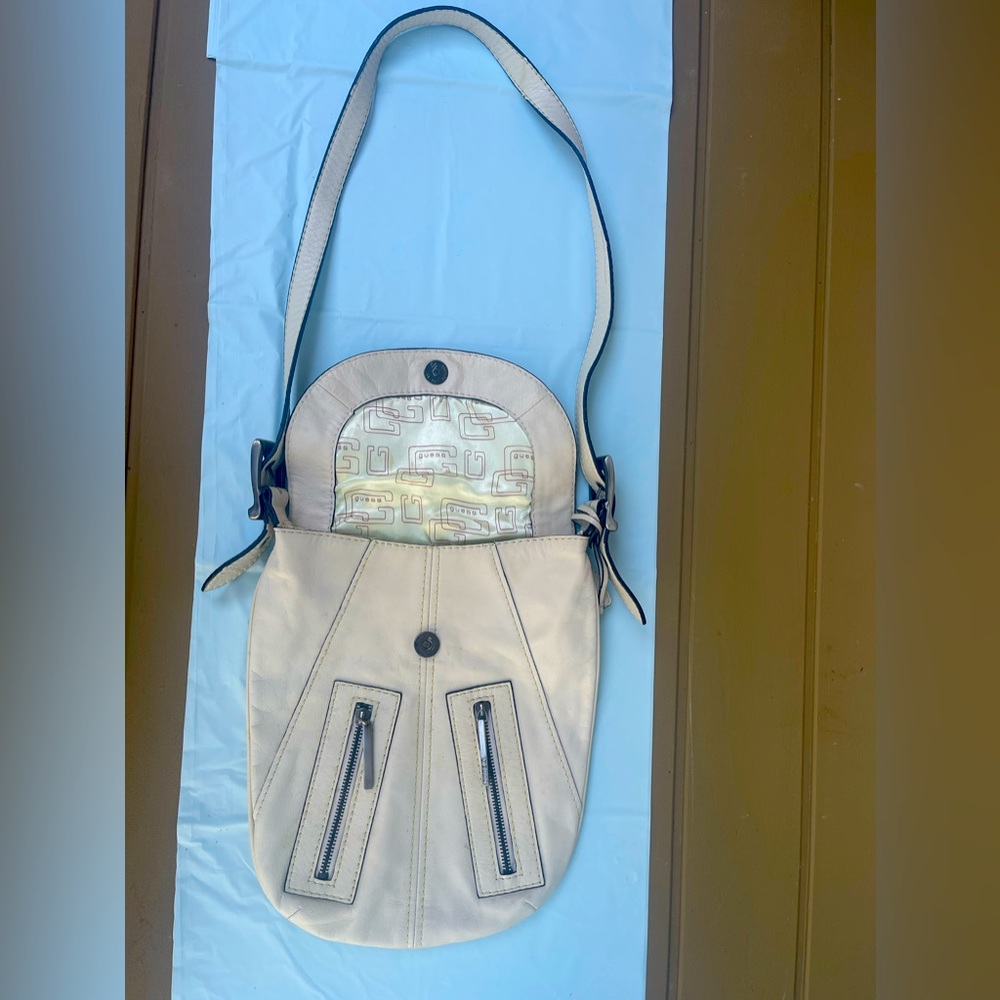 Guess messenger bag envelope style - Picture 7 of 14